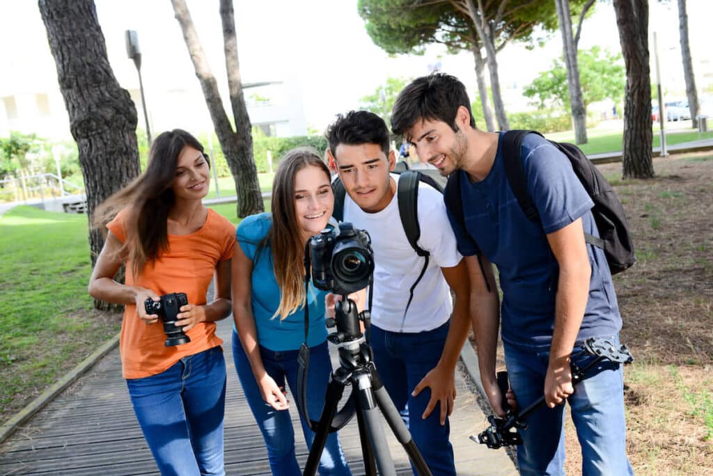 Ragazzi che scattano una foto